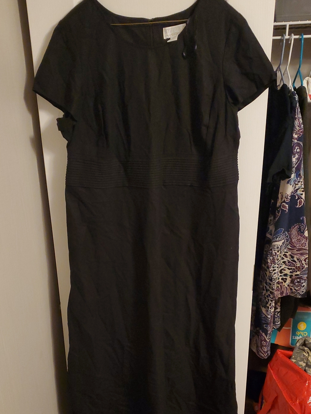 Black Short-Sleeve Midi Dress with Pintuck Waist